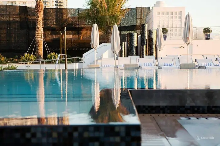 perbedaan kolam renang overflow dan skimmer