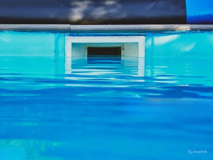 perbedaan kolam renang overflow dan skimmer