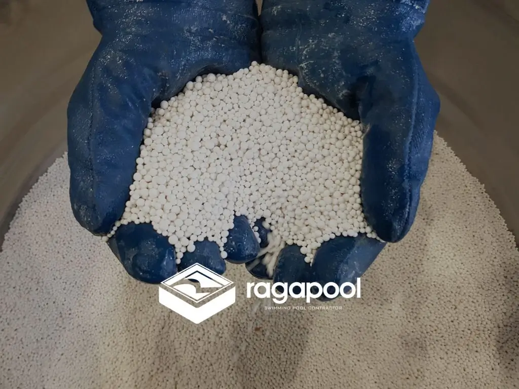 menjernihkan air kolam renang yang hijau pasir silika